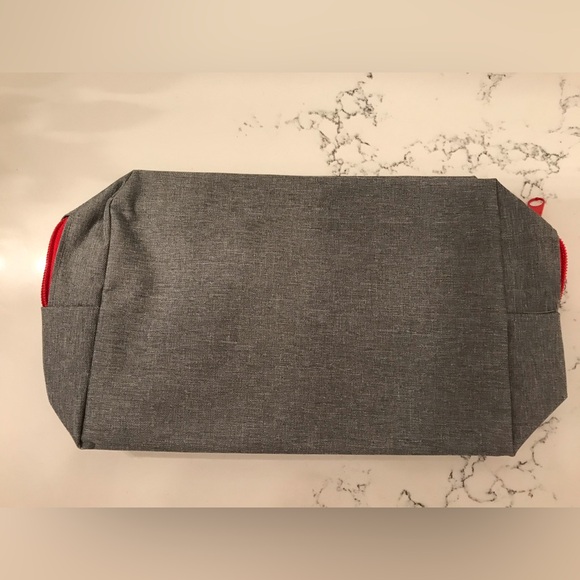 NWOT Liverpool FC Pouch - Picture 2 of 3